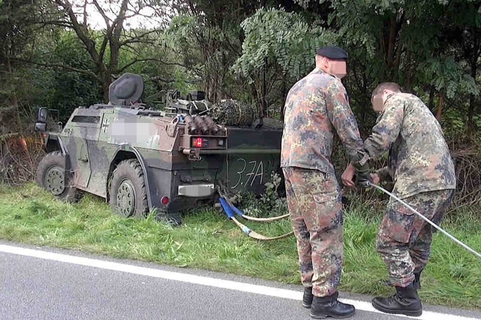 Von allein kam der Panzer dort aber nicht wieder heraus.