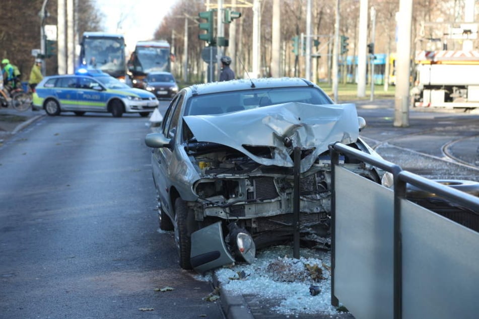 Der Renault Megane krachte in die Haltestelle.