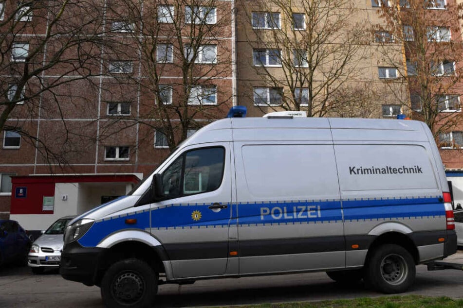 Ein Wagen der Kriminaltechnik der Polizei steht vor einem Wohnhaus an der Wörlitzer Straße in Marzahn.