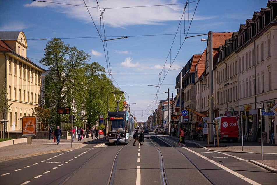 Leipzig: Radfahrer (70) stürzt auf Gleise und wird von Straßenbahn erfasst