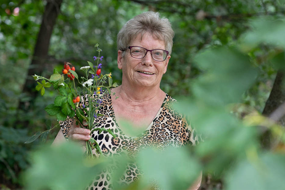 Christel Jacobi (74) führt die Kräuterwanderung durch.