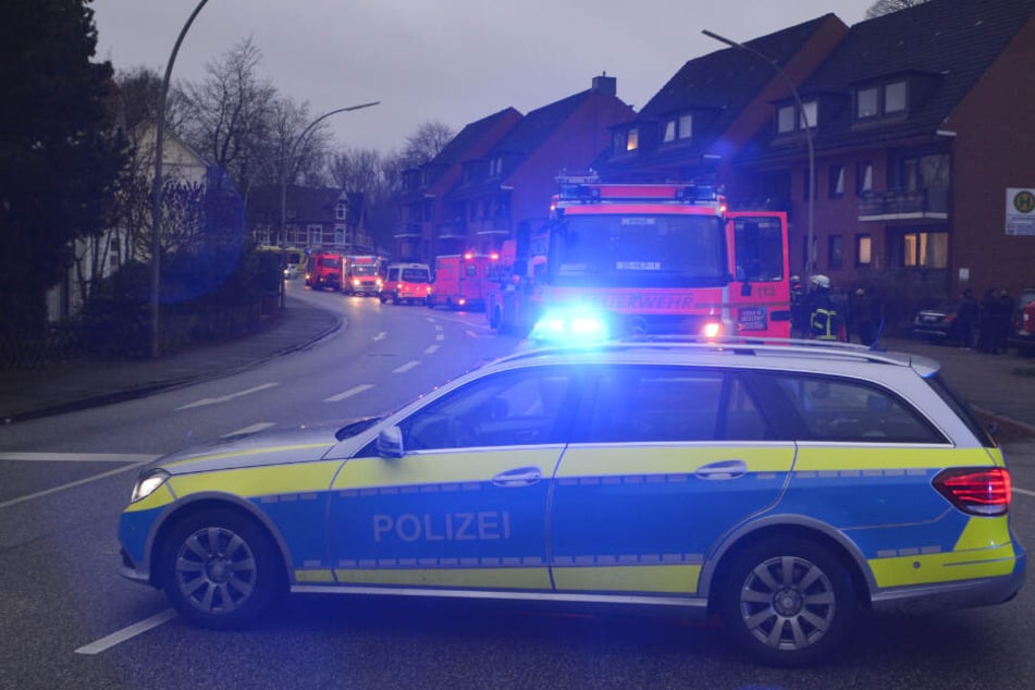 Ein Großaufgebot der Feuerwehr steht vor dem betroffenen Haus.