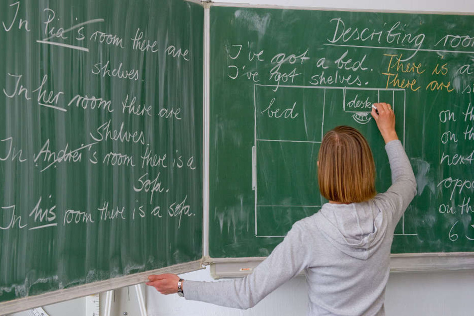Mit mehr als 55 Stunden die Woche sind die Lehrerinnen völlig überarbeitet. (Symbolbild)