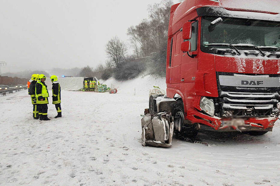 Der Anhänger wurde abgerissen und liegt nun quer auf allen Fahrstreifen der A72.