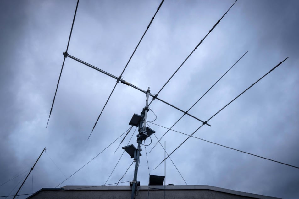 Auf dem Dach der Altchemnitzer Straße 52 ist die Riesenantenne der Funkstation montiert.