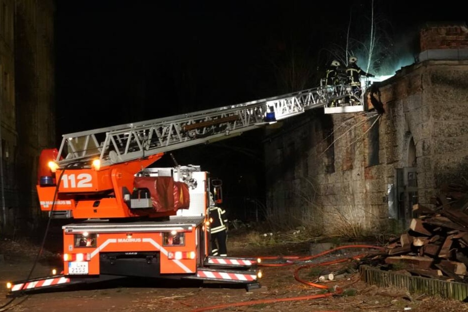 Kameraden der Feuerwehr an der leerstehenden Baracke.