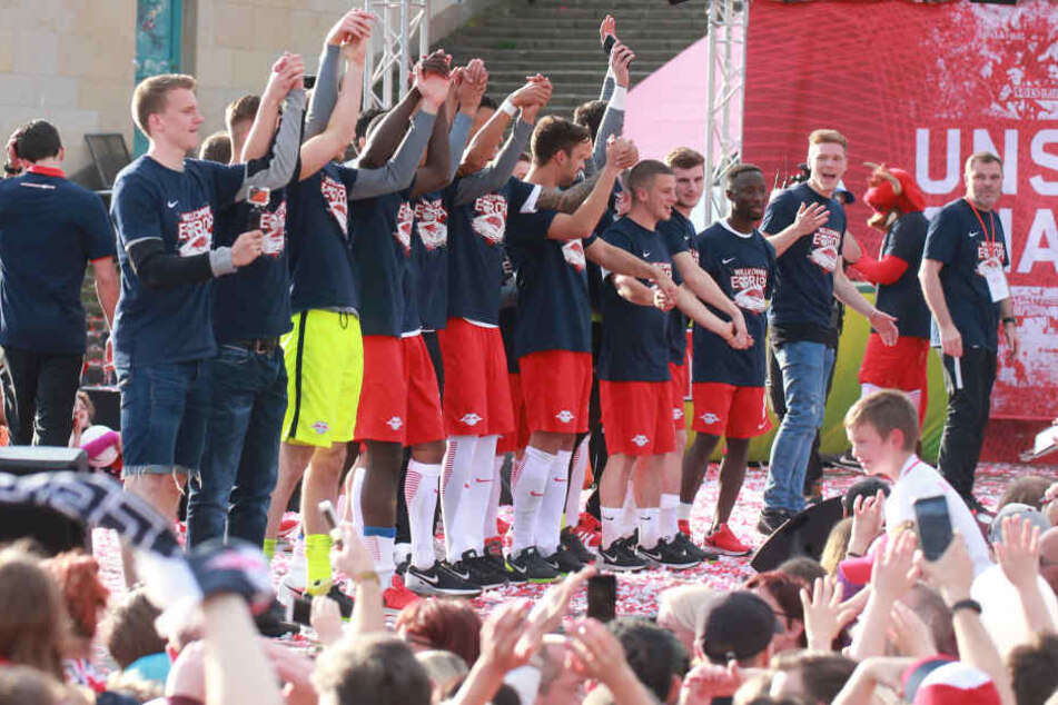 Gefeiert wurde trotz des Bayern-Schocks dann doch noch. Die Schützenhilfe von Dortmund (nur 1:1 in Augsburg) verhalf RB zur Vizemeisterschaft.