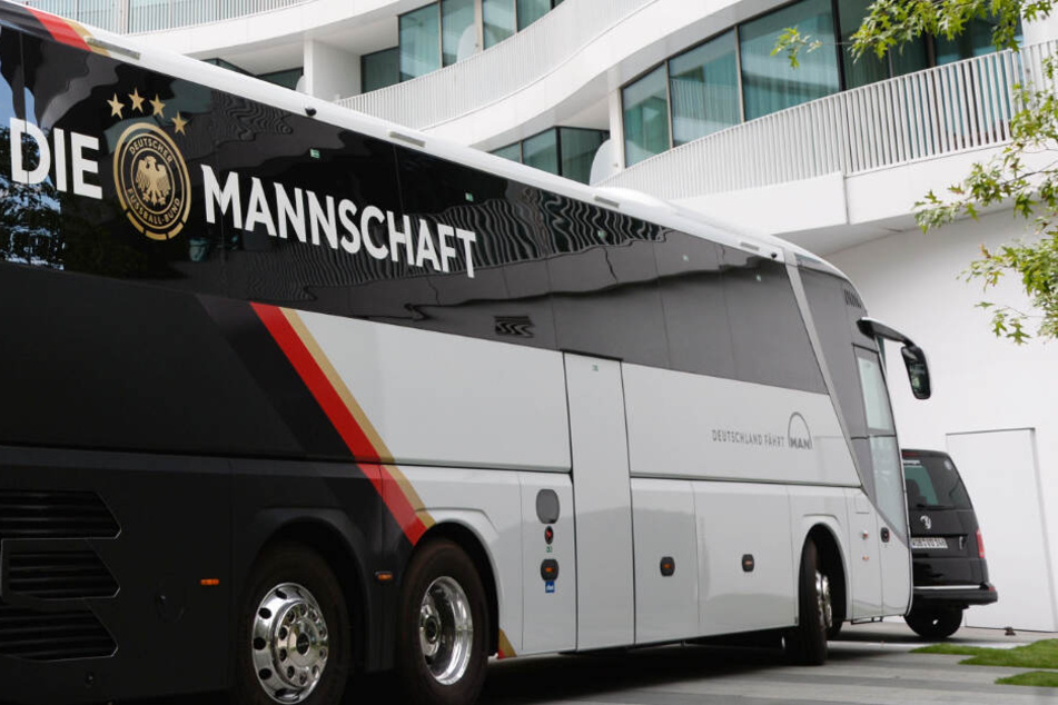 Der Bus der Nationalmannschaft steht vor dem Luxus-Hotel "The Fontenay".