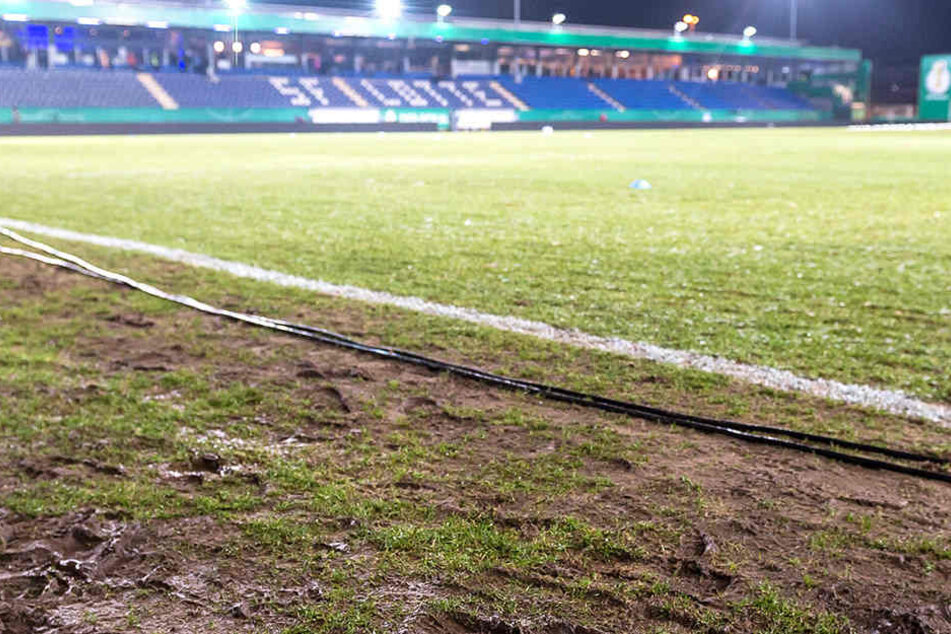 Vor dem Pokalspiel der SF Lotte gegen Borussia Dortmund im Winter 2017 war der Rasen im Frimo Stadion ramponiert. Wenn Rödinghausen Dynamo im August 2018 empfängt, sollten die Platzbedingungen deutlich besser sein.