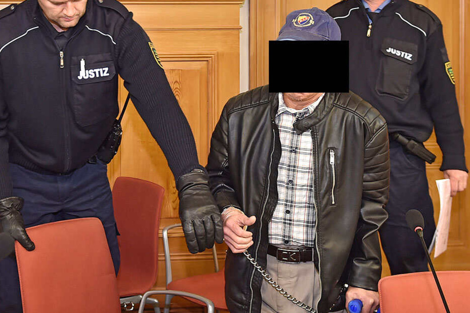 Hai Hoang M. (58) kam in gestern mit Krücken ins Görlitzer Landgericht.