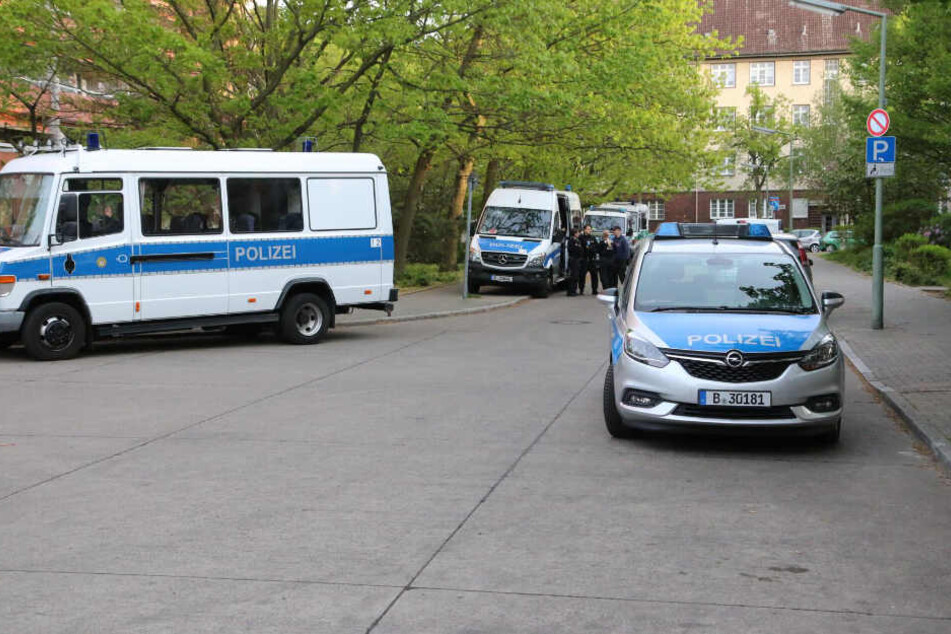 Mehrere Einsatzfahrzeuge der Polizei sind vor Ort.