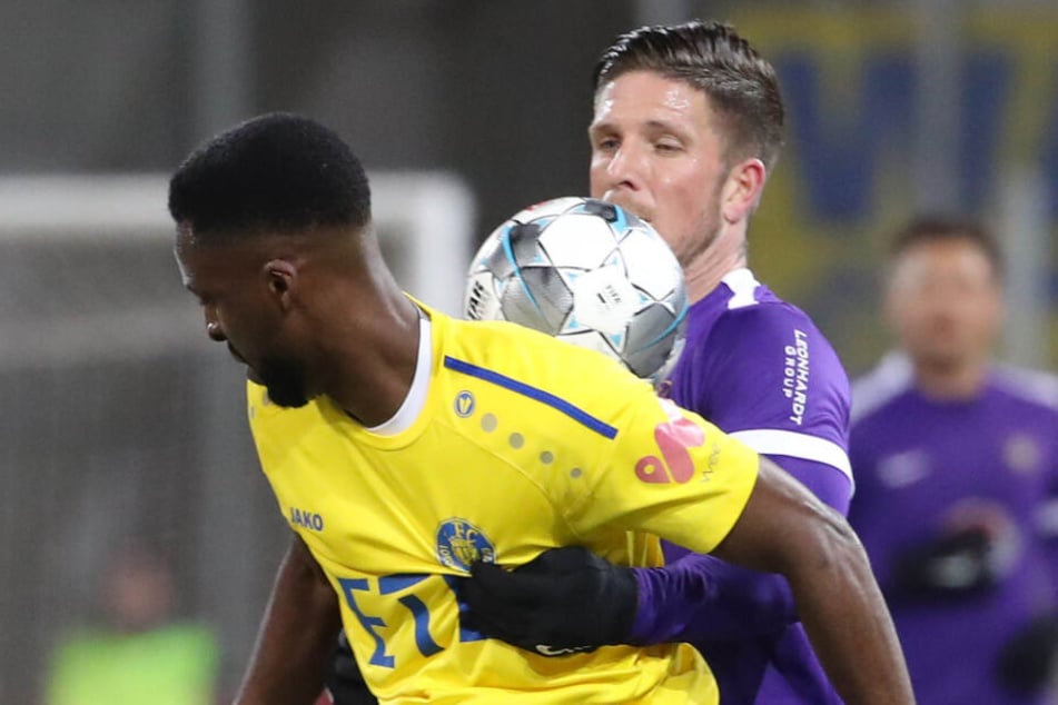 Wo ist der Ball? Eingeklemmt zwischen Aues Dennis Kempe (r.) und Loks Stephane Mvibudulu.