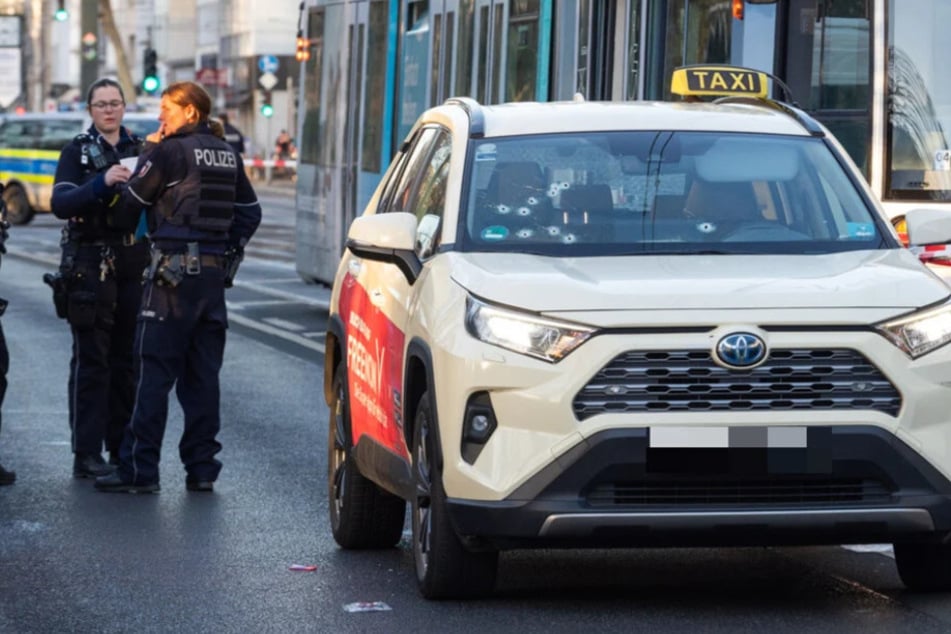 Nach der Tat fanden Ermittler zehn Einschusslöcher in der Windschutzscheibe des Taxis.