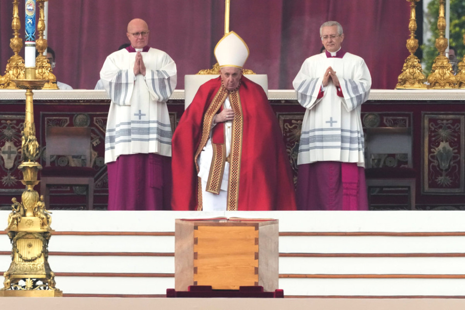 Papst Franziskus (86, M.) ist in seiner Predigt nur wenig direkt auf seinen Vorgänger Benedikt XVI. eingegangen.