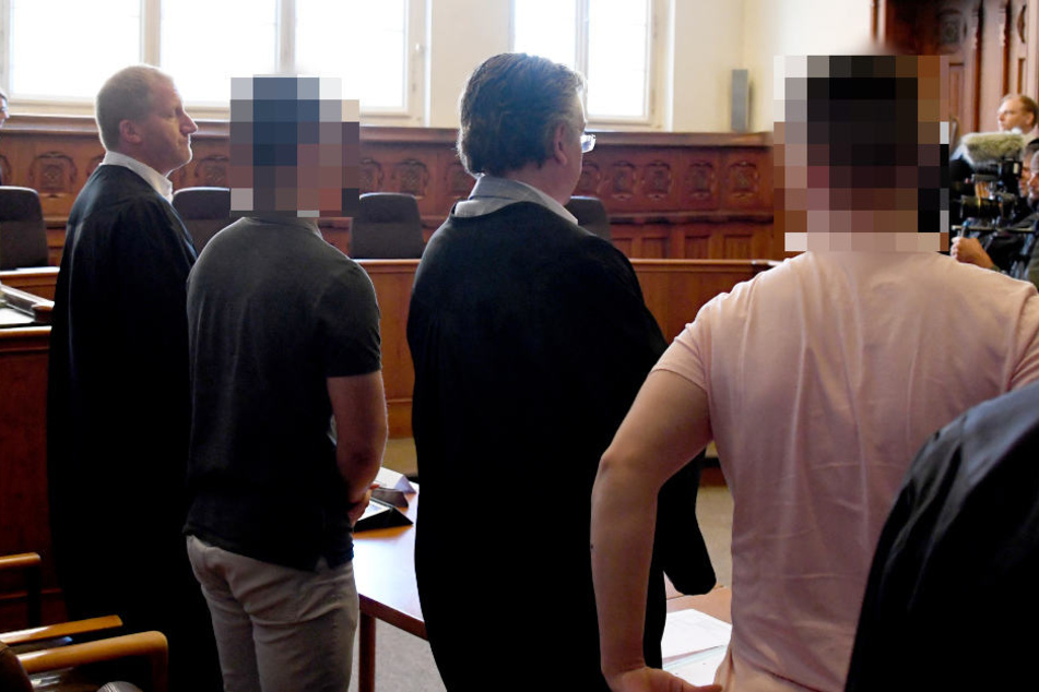 Die beiden Angeklagten warten mit ihren Verteidigern auf die Urteilsverkündung.