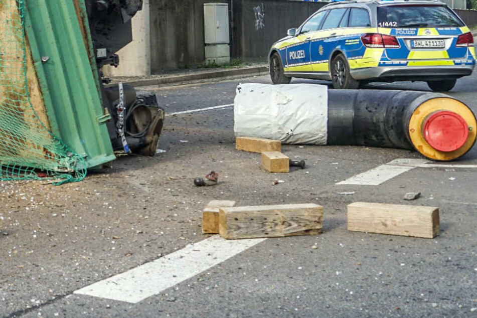 Mehrere Gegenstände fielen auf die Autobahn. (Symbolbild)