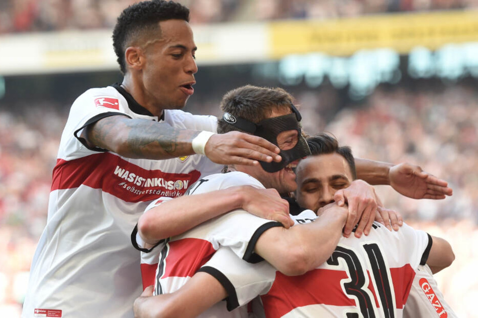Hier jubelt Dennis Aogo (l.) noch mit seinen VfB-Kollegen.