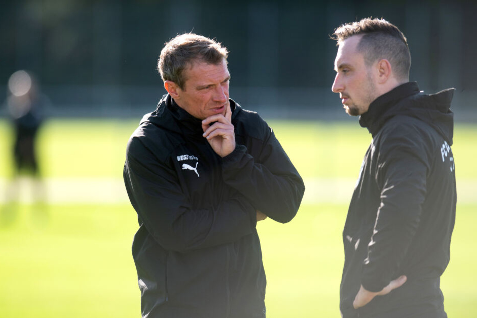 Christian Fröhlich (links) im Gespräch mit Physiotherapeut Tim Rudolph.