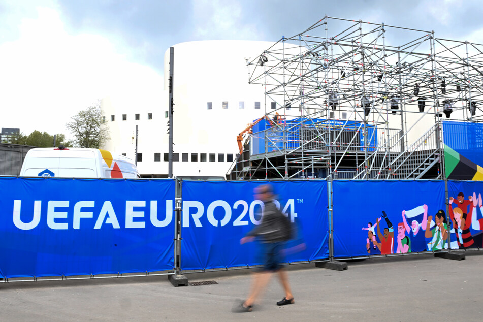 Die Fußball-Europameisterschaft startet am 14. Juni 2024 mit dem Eröffnungsspiel Deutschland gegen Schottland.