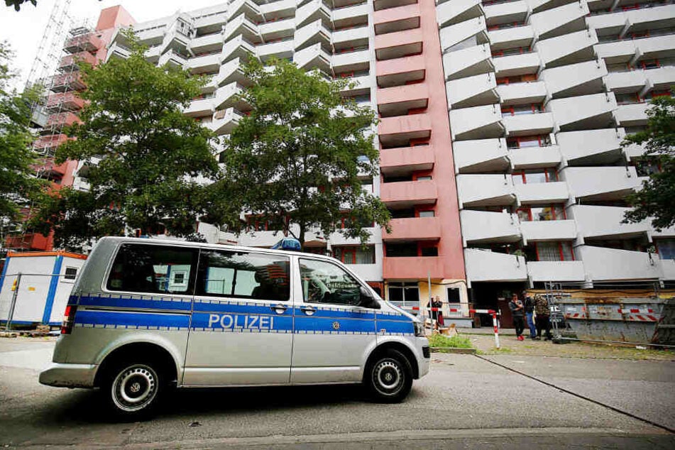 Ein Polizeifahrzeug steht vor dem Wohnhaus Osloerstraße 3. Hier soll der Angeklagte biologische Waffen in hergestellt haben.