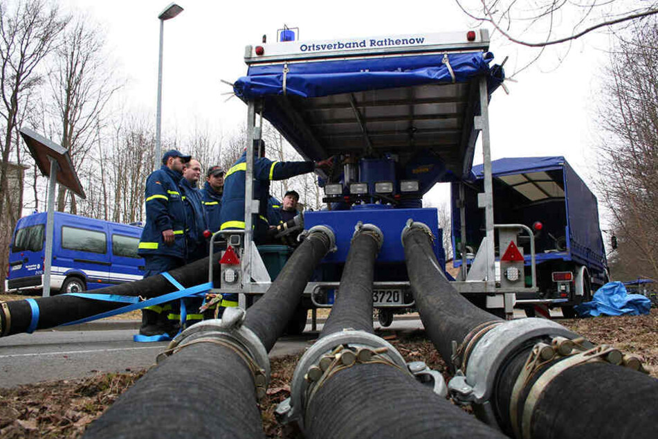 Der Betrieb mobiler Riesenpumpen benötigt mehr Personal als die Chemnitzer Feuerwehr hat.