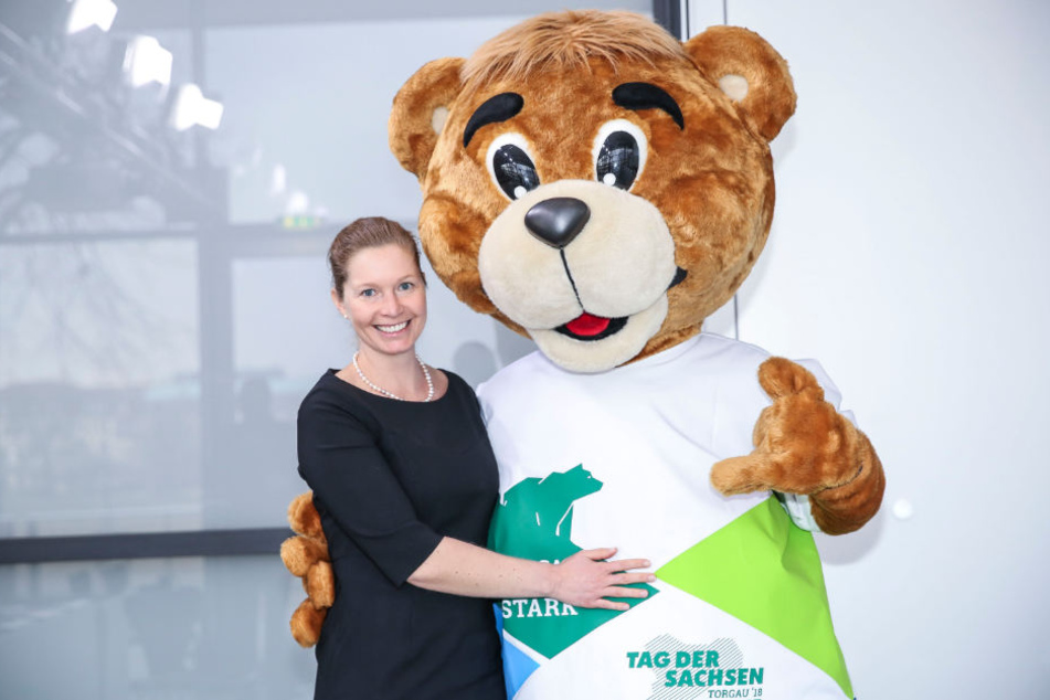 Torgaus Oberbürgermeisterin Romina Barth (35, CDU) begrüßt mit Stadtbär-Maskottchen die Besucher zum Tag der Sachsen.