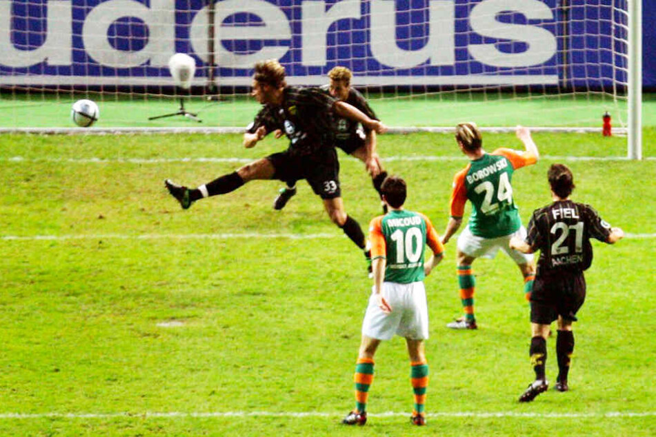 DFB-Pokal-Finale 2004: Fiels Aachen traf in Berlin auf Bremen und unterlag mit 2:3. Hier erzielt Tim Borowski (Nr. 24) das zwischenzeitliche 3:1 für Werder, Fiel (Nr. 21) kann nur tatenlos zuschauen.