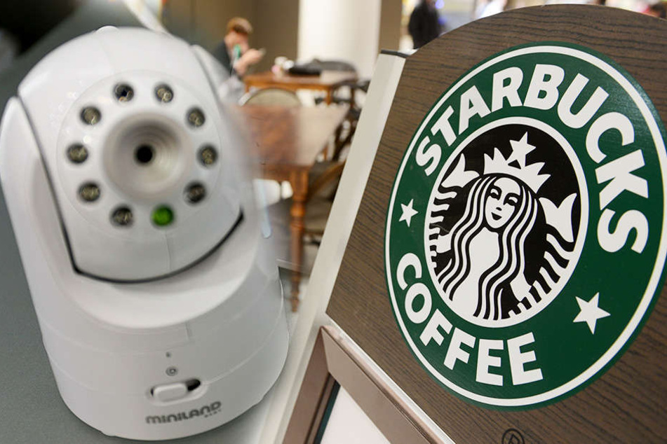 In der Starbucks-Filiale in Atlanta entdeckte eine Kundin die versteckte Kamera auf der Toilette.