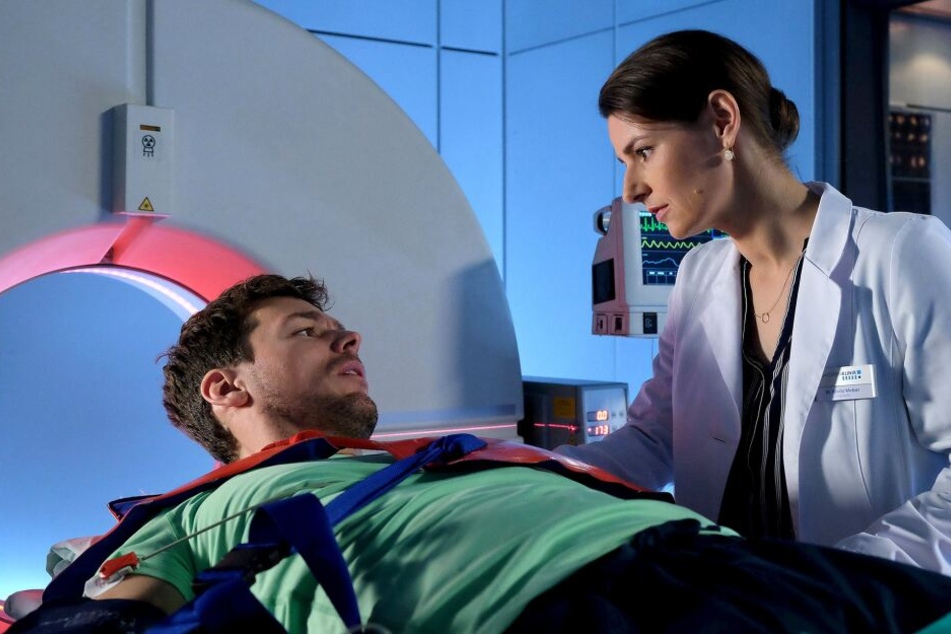 Ein Mann (Constantin Lücke) wurde bewusstlos in die Sachsenklinik eingeliefert. Als Dr. Maria Weber (Annett Renneberg) ein CT machen möchte, wacht er auf, doch er weiß nicht, wer er ist.