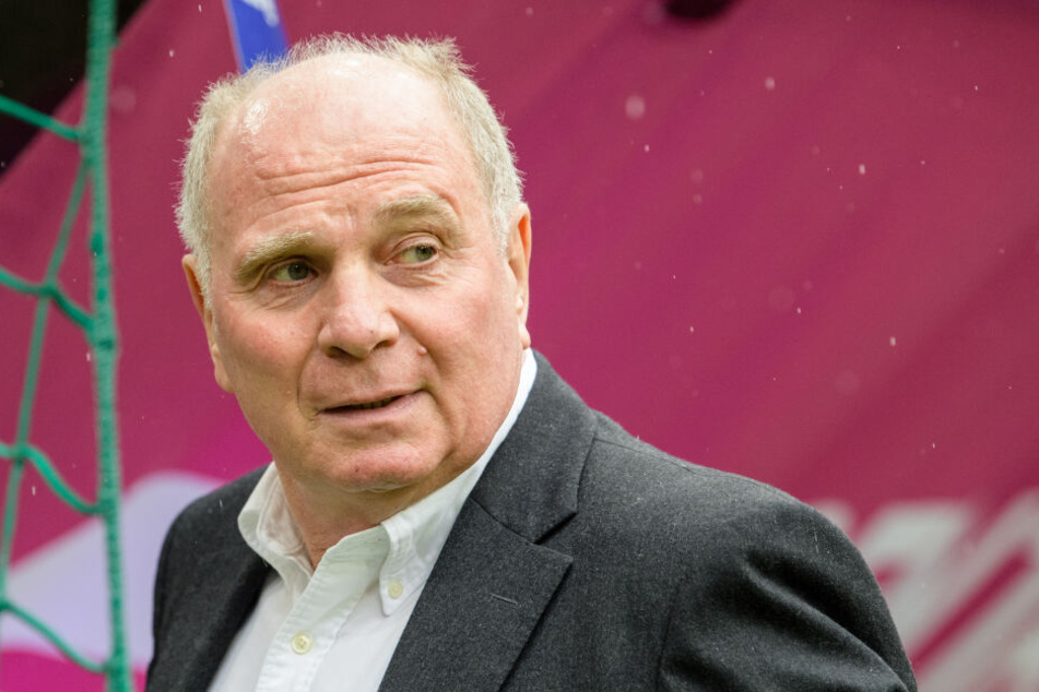 Uli Hoeneß, Vereinspräsident vom FC Bayern, hatte sich vor einiger Zeit noch gegen abstruse Ablösesummen gewehrt, dann gab es laut Reif ein Umdenken.