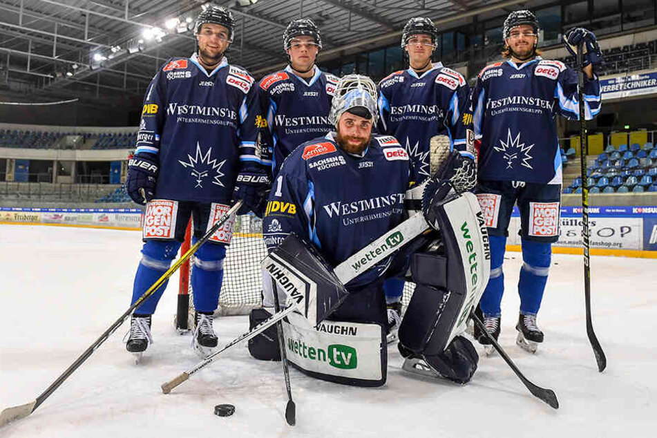 Fünf auf einen Streich: Die Eislöwen Steve Hanusch (v.l.), Tim Heyter, Arne Uplegger, Toni Ritter und Goalie Florian Proske sind heiß auf den Derbysieg gegen ihren Heimatverein.