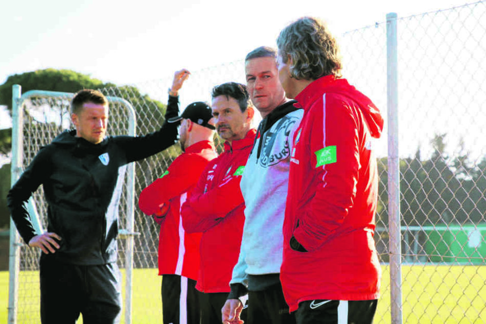 Magdeburger Besuch: FCM-Sportdirektor Maik Franz (l.) und Geschäftsführer Mario Kallnik (2.v.l.) schauten beim Training der Auer vorbei.