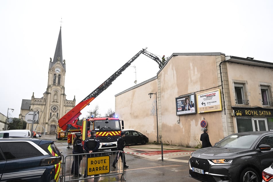 Am Morgen nach dem Feuer wird das Ausmaß der Tragödie deutlich.