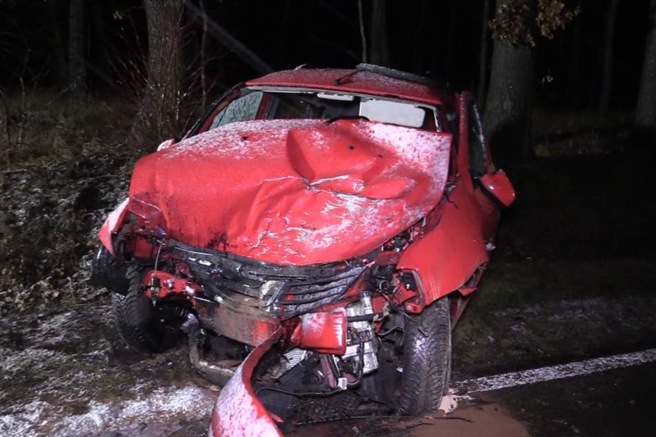 Das Auto wurde durch den Aufprall komplett zerdrückt.