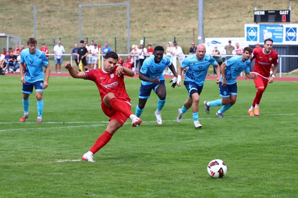 Cemal Sezer (30) verwandelte sicher vom Elfmeterpunkt zum zwischenzeitlichen 2:0 gegen Usti. Am Ende gewann Zwickau 6:3.