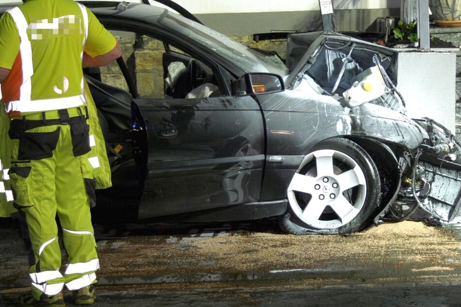 Der 22-jährige Autofahrer wurde eingeklemmt und tödlich verletzt.
