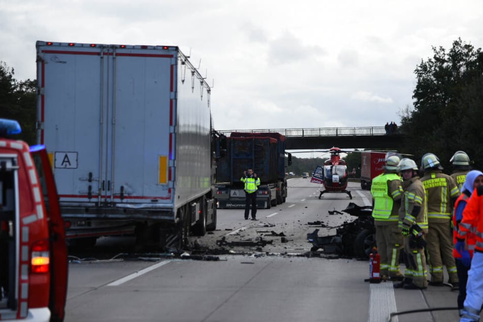 Die Unfallstelle auf der A6 gleicht einem Trümmerfeld.