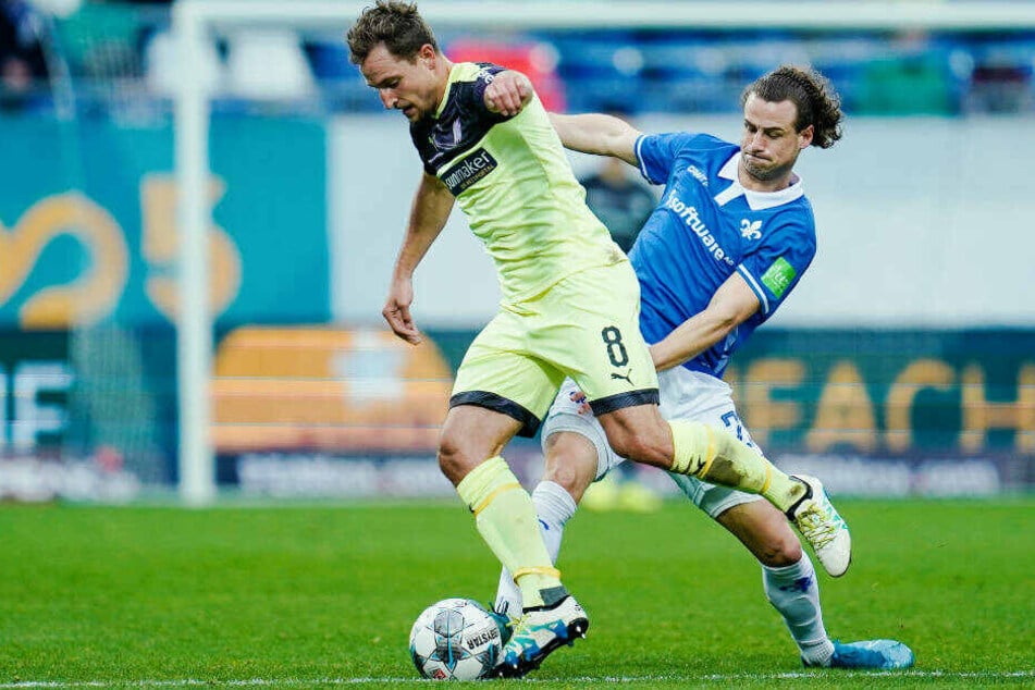 Osnabrücks Ulrich Taffertshofer (l.) und Darmstadts Yannick Stark kämpfen um den Ball.