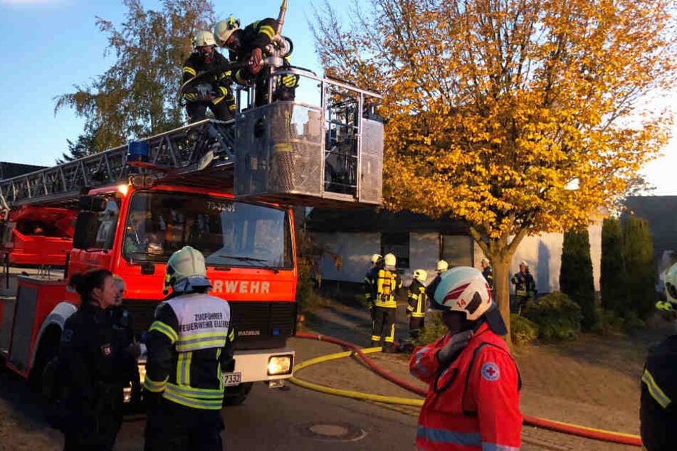 Rund 70 Feuerwehrleute waren im Einsatz, um ein Einfamilienhaus in Ellerbeck zu löschen.