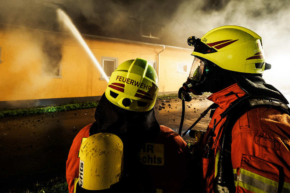 Bei dem Feuer entdeckte die Feuerwehr eine Leiche. (Symbolbild)