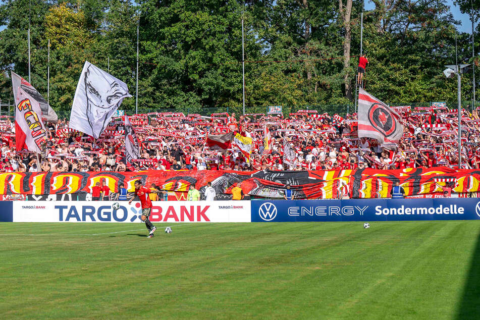 Union Berlin ist mit zahlreichen Fans nach Gütersloh gereist. Pushen die Anhänger ihr Team zum Erstrundenerfolg oder gibt es die erste Überraschung?