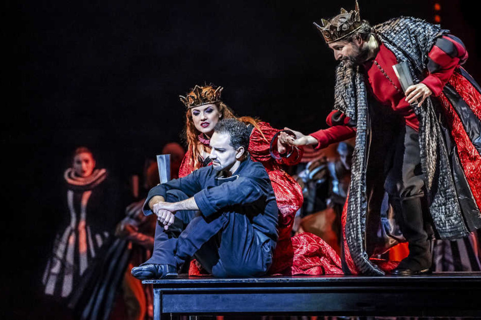 Königin Gertrude (Katerina Hebelkova) und König Claudius (Pierre-Yves Pruvot) umschmeicheln Hamlet (Gustavo Peña)