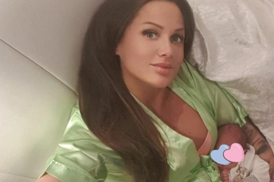 Rapperin Schwesta Ewa mit ihrer kürzlich zur Welt gekommenen Tochter Aaliyah Jeyla.