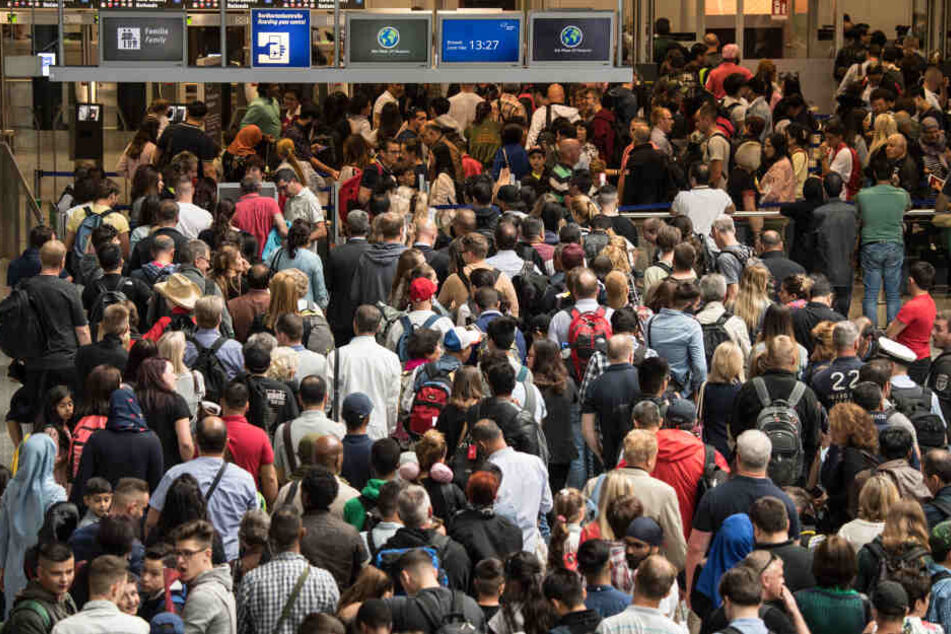 Alleine bei der Lufthansa sind am Dienstag rund 4100 Passagiere betroffen. (Symbolbild)
