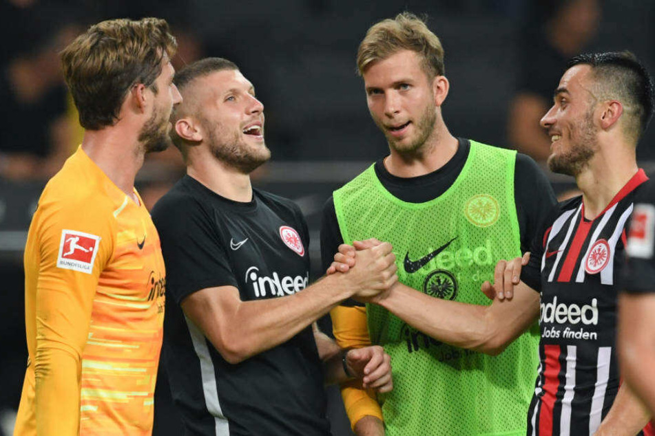 Die Frankfurter Kevin Trapp (l-r), Ante Rebic, Felix Wiedwald und Filip Kostic freuen sich nach dem 3:0-Sieg.
