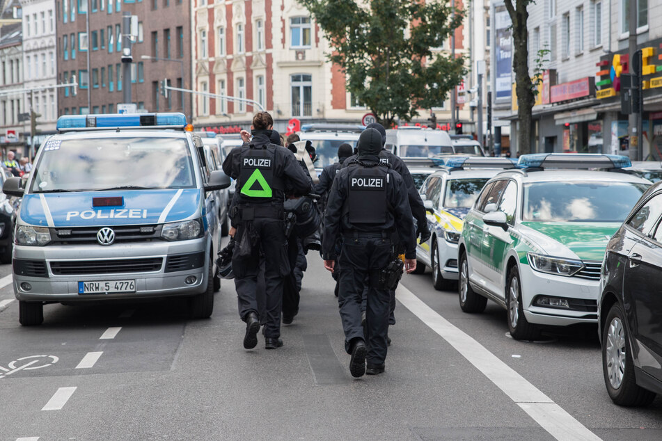 Bei der Razzia wurde eine Mitarbeiterin des Kölner Ausländeramtes festgenommen. (Symbolbild)