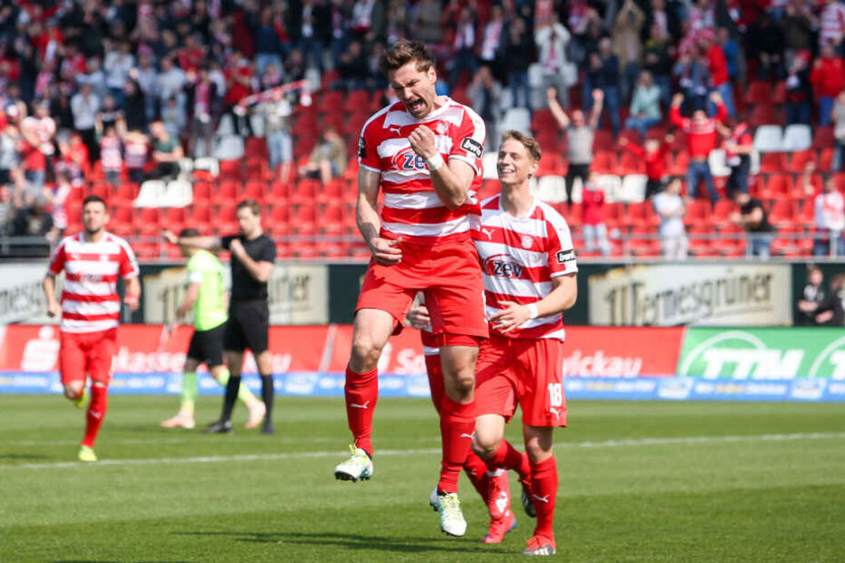 Tor für Zwickau, Ronny König bejubelt seinen Treffer zum 1:0.