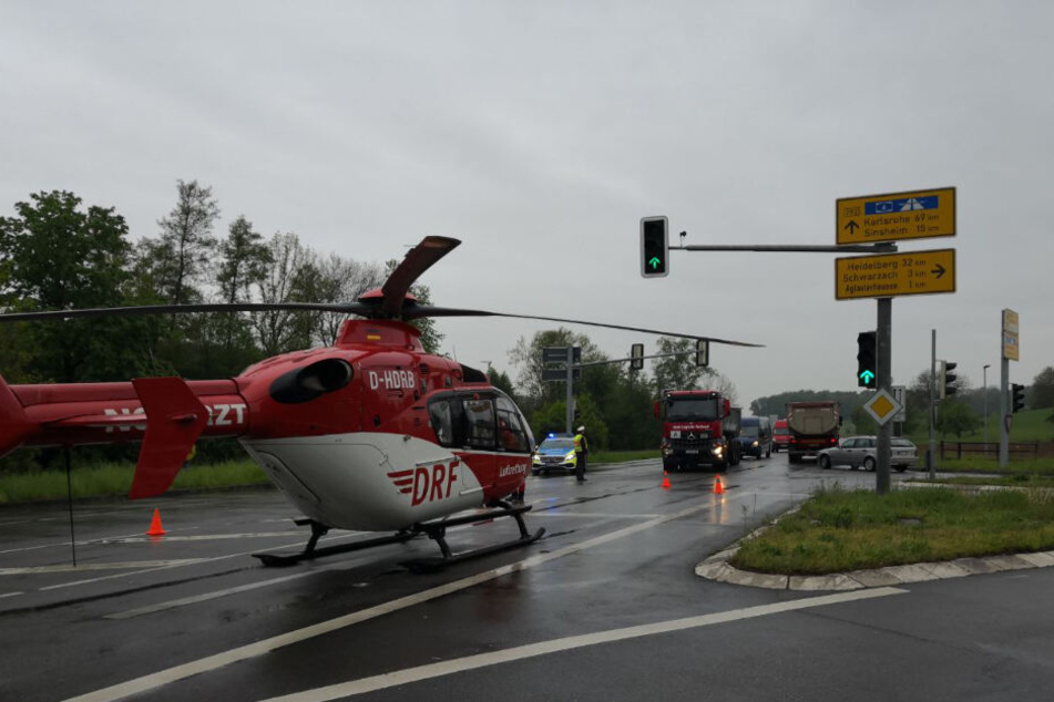 Ein Rettungshubschrauber war vor Ort, brachte eine Verletzte ins Krankenhaus.