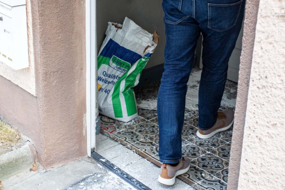 In den vier Mehrfamilienhäusern wurde Weizenmehl ausgestreut, um zu sehen, ob die Schlange Spuren hinterlässt.