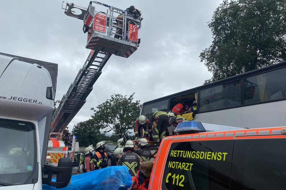 Mittels Schleifkorbtrage konnte der Patient aus dem Oberdeck des Busses gerettet werden.
